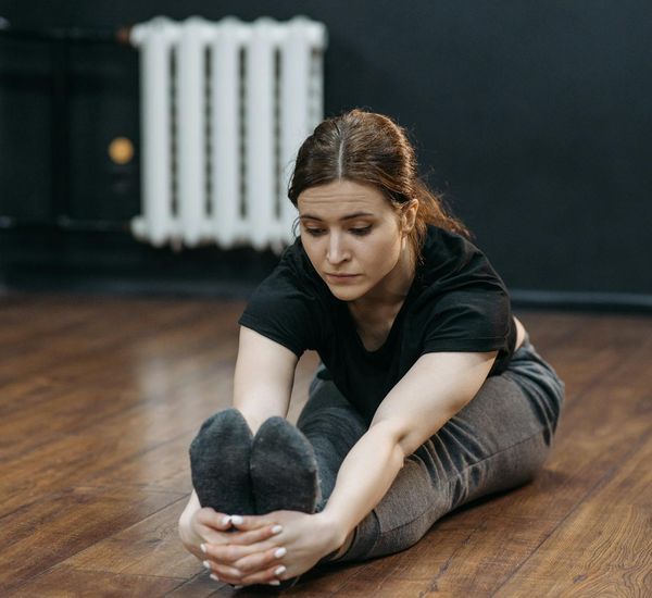 Infographic showing the three stages of a workout: warm-up, main set, cool-down.